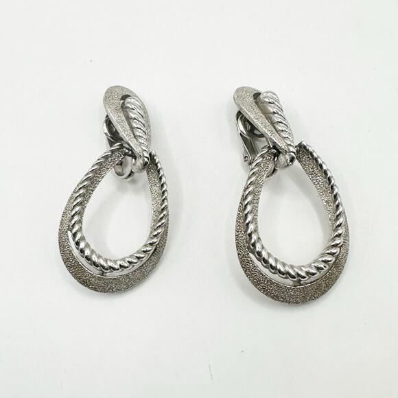 Vintage Crown Trifari Silver Clip On Earrings Textured Teardrop Vintage Jewelry - Picture 8 of 8